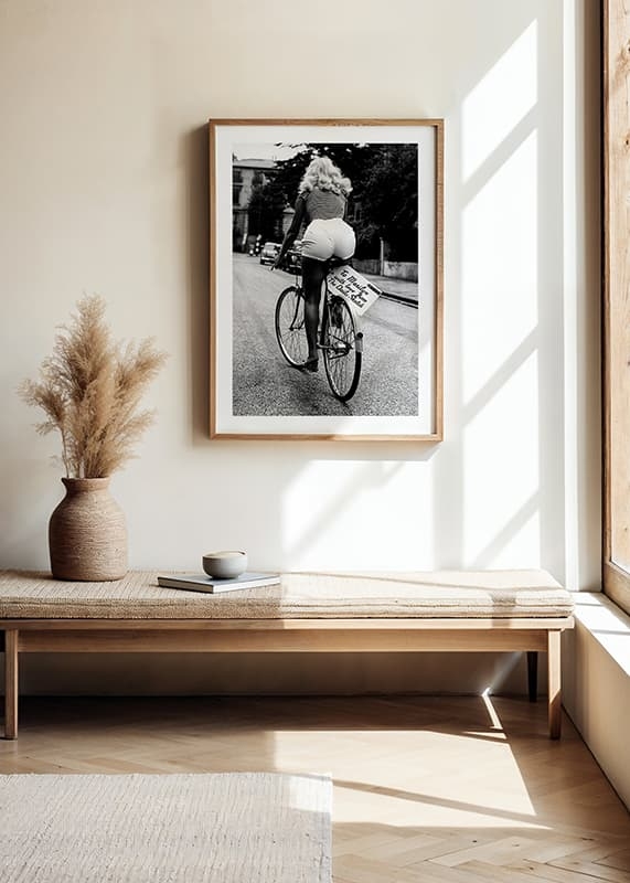 Poster Marilyn Monroe Riding Bicycle crossfade