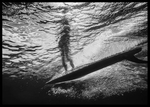 Poster alb-negru cu o fotografie a unei vederi subacvatice cu silueta unui surfer-2