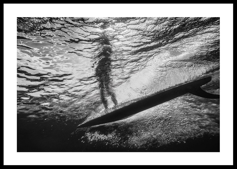 Poster alb-negru cu o fotografie a unei vederi subacvatice cu silueta unui surfer-0