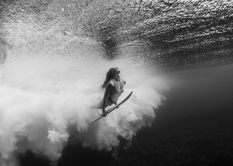 Poster cu o fotografie a unui surfer sub apă-3