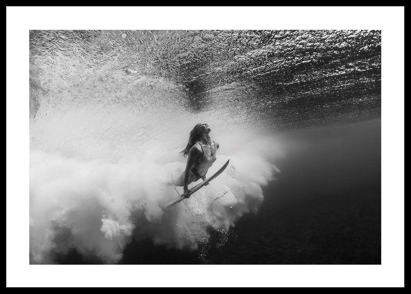 Poster cu o fotografie a unui surfer sub apă-0