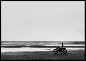 Afiș alb-negru cu fotografia unei motociclete singuratice pe o plajă pustie-2