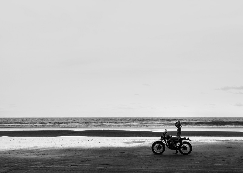 Afiș alb-negru cu fotografia unei motociclete singuratice pe o plajă pustie-3