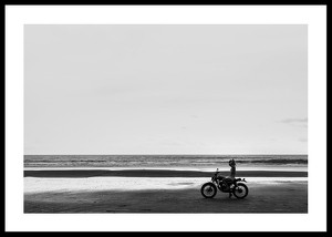 Afiș alb-negru cu fotografia unei motociclete singuratice pe o plajă pustie-0