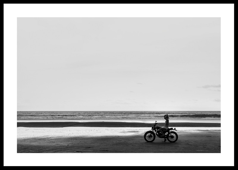 Afiș alb-negru cu fotografia unei motociclete singuratice pe o plajă pustie-0