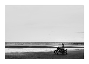 Afiș alb-negru cu fotografia unei motociclete singuratice pe o plajă pustie-1