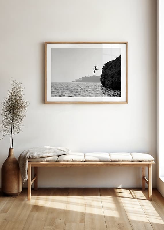 Afiș alb-negru cu o fotografie a doi oameni sărind de pe o stâncă în mare-4
