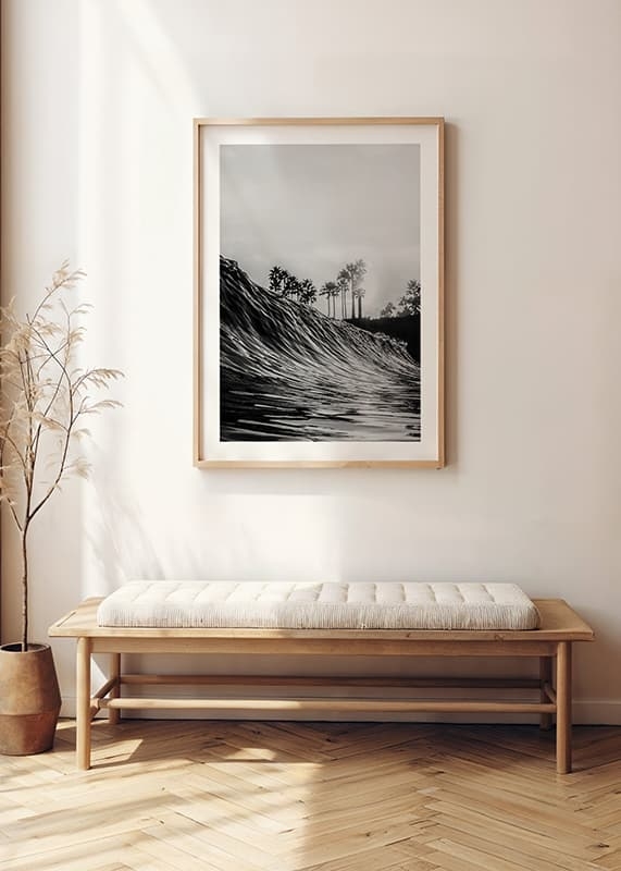 Poster alb-negru cu o fotografie care surprinde o vedere dramatică a unui val care se prăbușește-4