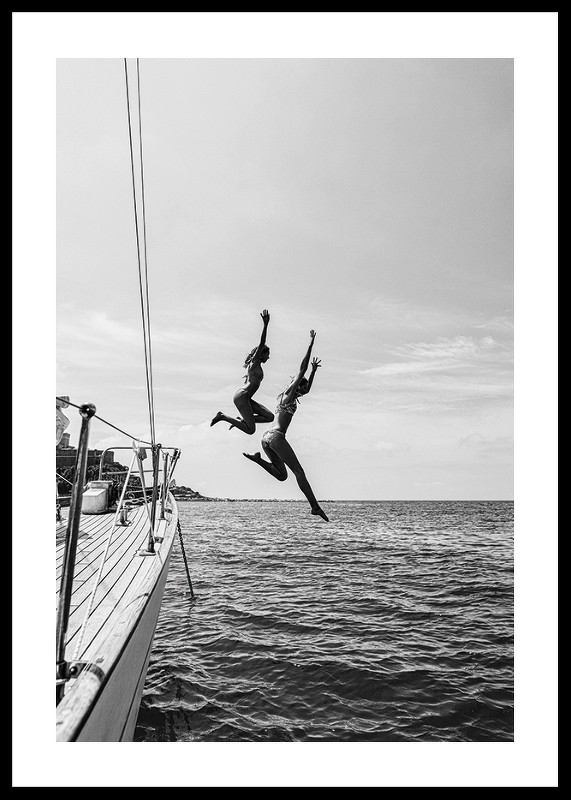 Afiș alb-negru cu o fotografie a doi oameni care sărind de pe o barcă cu pânze în mare-0