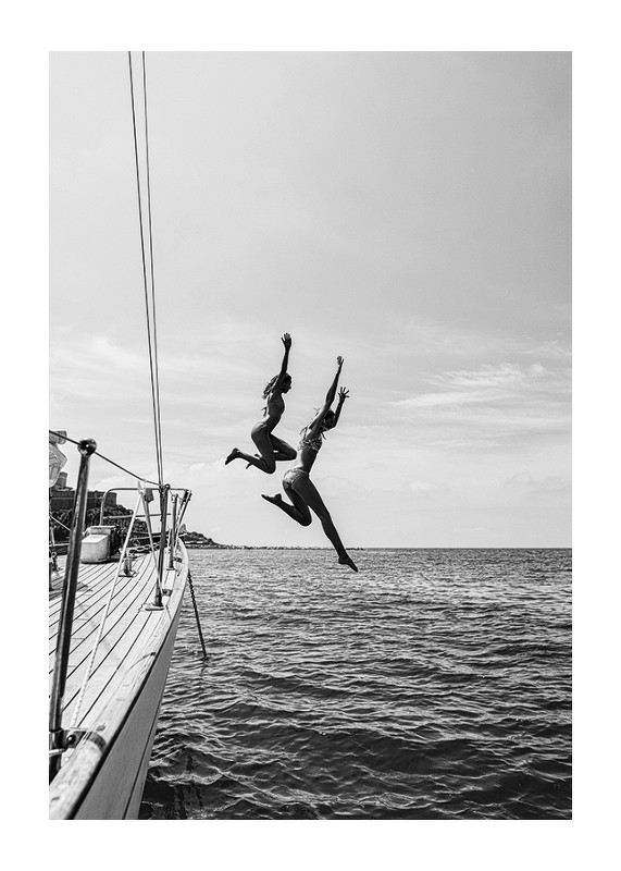 Afiș alb-negru cu o fotografie a doi oameni care sărind de pe o barcă cu pânze în mare-1