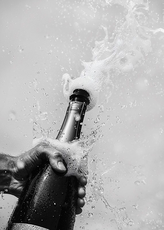 Poster alb-negru cu fotografia unei sticle de șampanie care tocmai a fost deschisă-3