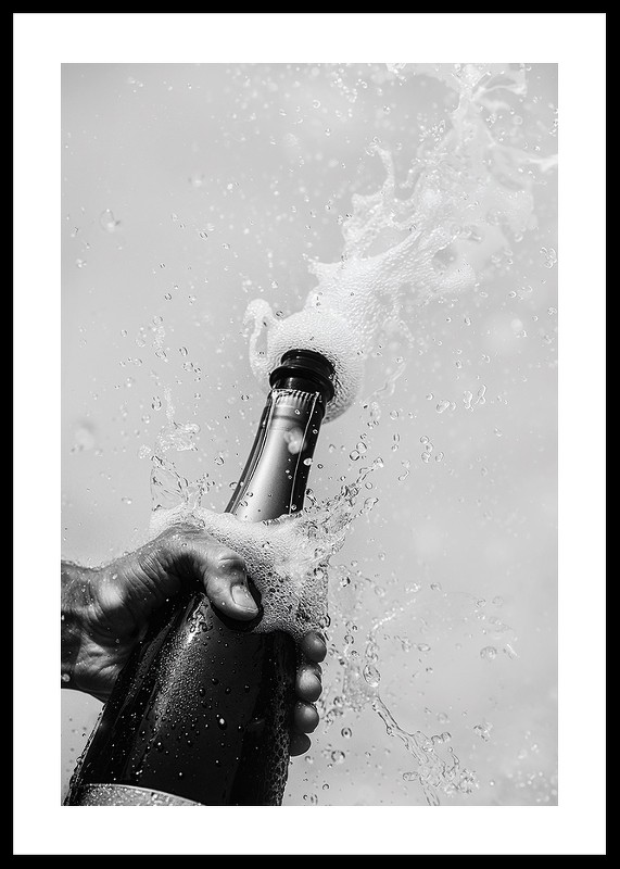 Poster alb-negru cu fotografia unei sticle de șampanie care tocmai a fost deschisă-0
