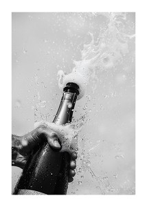 Poster alb-negru cu fotografia unei sticle de șampanie care tocmai a fost deschisă-1