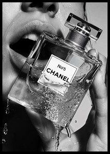 Poster alb-negru cu o fotografie senzuală a unei femei care ține o sticlă de parfum Chanel No5-2
