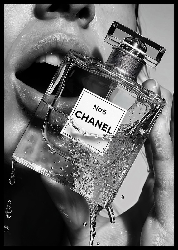 Poster alb-negru cu o fotografie senzuală a unei femei care ține o sticlă de parfum Chanel No5-2
