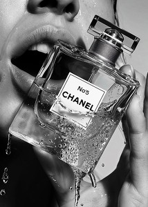 Poster alb-negru cu o fotografie senzuală a unei femei care ține o sticlă de parfum Chanel No5-3