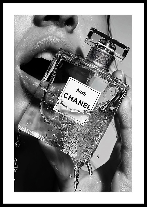 Poster alb-negru cu o fotografie senzuală a unei femei care ține o sticlă de parfum Chanel No5-0