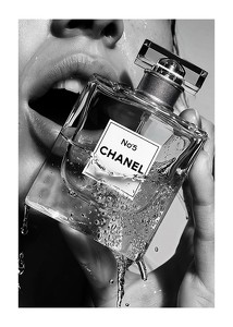 Poster alb-negru cu o fotografie senzuală a unei femei care ține o sticlă de parfum Chanel No5-1