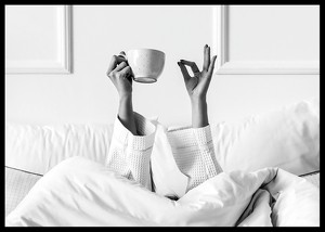 Poster alb-negru cu o fotografie care surprinde un moment de dimineață relaxat-2