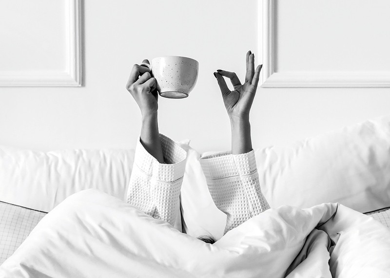 Poster alb-negru cu o fotografie care surprinde un moment de dimineață relaxat-3