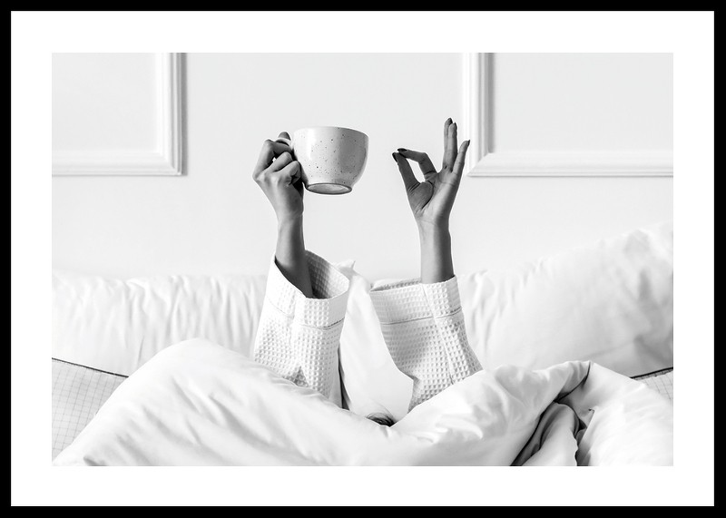 Poster alb-negru cu o fotografie care surprinde un moment de dimineață relaxat-0