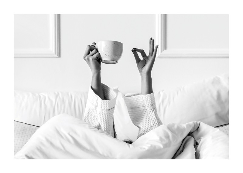 Poster alb-negru cu o fotografie care surprinde un moment de dimineață relaxat-1