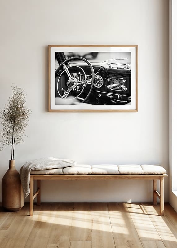 Poster alb-negru cu o fotografie pe tabloul de bord al unei mașini clasice-4